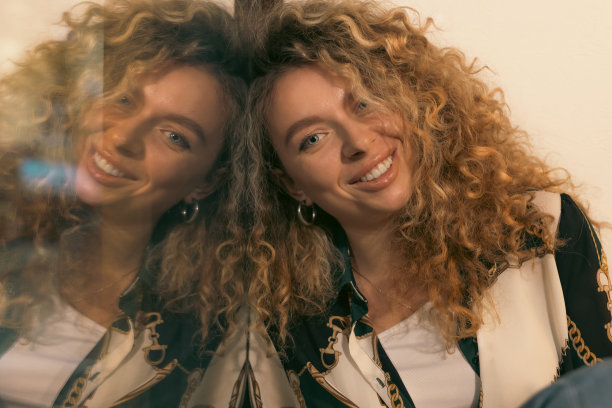 美丽的卷发年轻女子肖像图片下载