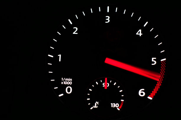 近距离的汽车仪表盘转速表在黑色地面。图片下载