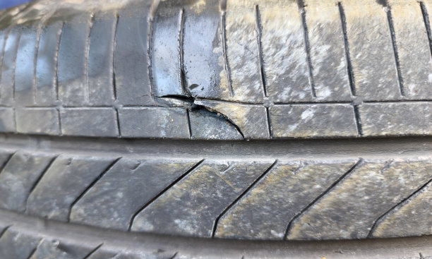 轮胎破碎，内部玻璃破碎图片下载