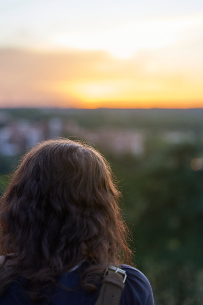 中年妇女在米拉多尔德拉科尼萨德尔帕拉西奥雷亚尔看日落图片下载