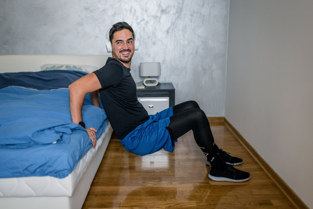 欢快的家伙在卧室里伸展图片下载