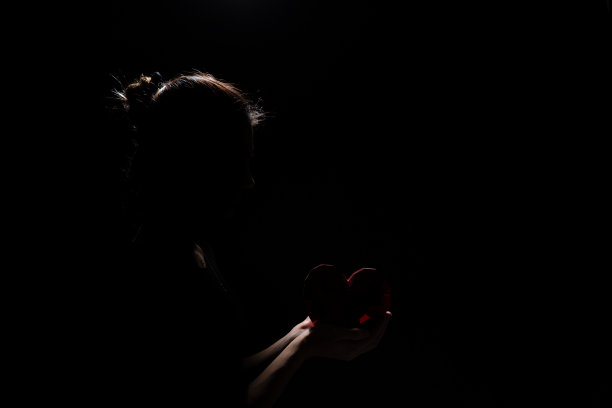 聚光灯下的女孩，心被割掉了图片下载