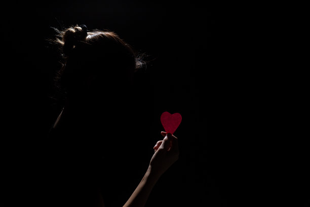 聚光灯下的女孩，心被割掉了图片下载