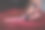 裁缝的剪刀在一个女人的手里剪布料。特写镜头图片下载