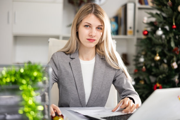 办公室经理在圣诞节期间要处理文件和笔记本电脑图片下载
