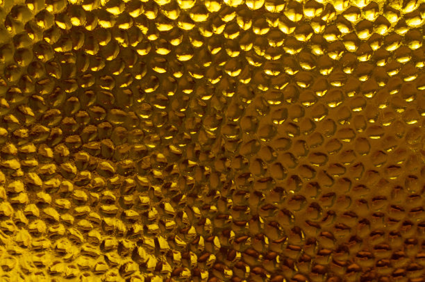 波纹装饰金色玻璃，表面有光折射图片下载