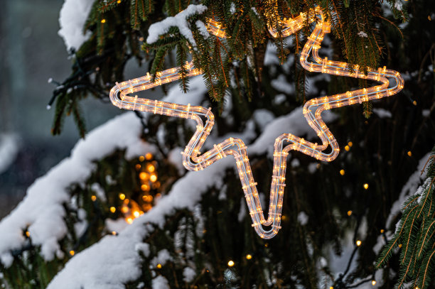 装饰过的圣诞树松树上模糊的背景，散景灯横幅图片下载