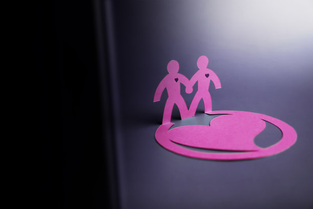 爱和情人节的概念。剪纸的情侣手牵着手。幸福，浪漫和关系图片下载