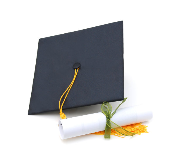 毕业帽和文凭孤立在白色背景图片下载