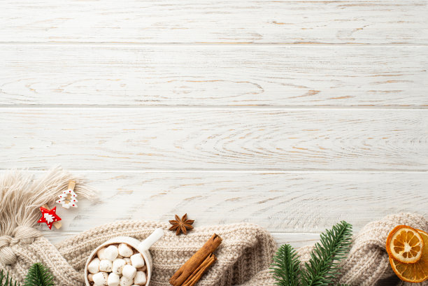 冬天的概念。松枝的俯视图照片杯热巧克力棉花糖格纹干橙片装饰夹和肉桂棒在白色木桌背景与复制空间图片下载