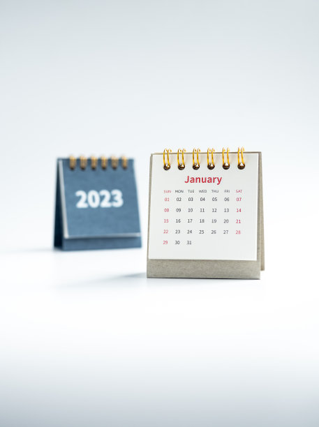 2023年1月日历台供组织者规划和提醒，白色背景，垂直风格。白色小台历一月月页附近蓝色封面上有2023年的数字，新年快乐。图片下载