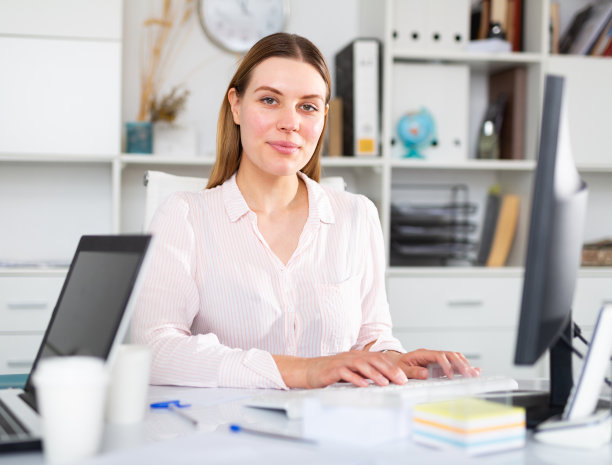 一个人在办公室工作的年轻女人图片下载