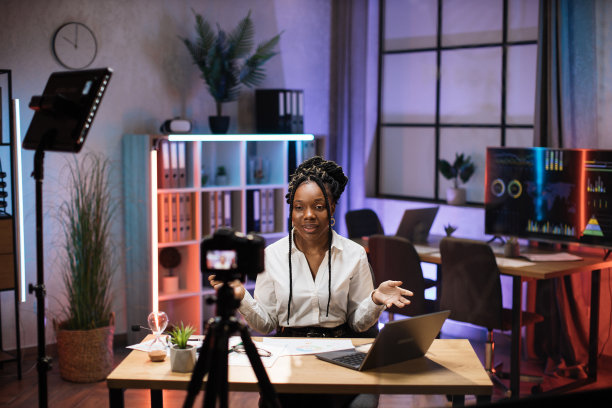 画像有吸引力的自信，经验丰富的聪明的非裔美国女性办公室经理图片下载