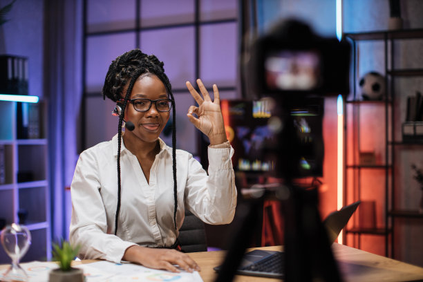 肖像自信经验丰富的聪明的非裔美国女性办公室经理在耳机图片下载