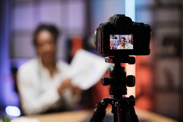 聚焦在镜头屏幕上成功的非裔美国女商人或经纪人正装图片下载