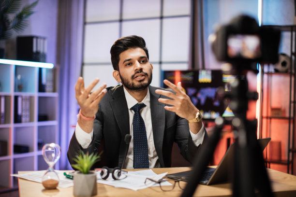 有吸引力，自信，经验丰富，聪明的印度大胡子办公室经理，录制视频视频日志图片下载