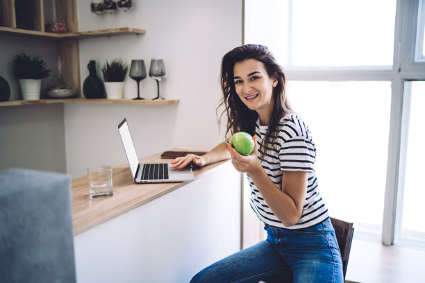 欢快的白人女博主看着镜头分享关于健康营养的内容在家工作，微笑的女性自由职业者使用笔记本电脑与模拟u0屏幕在公寓图片下载