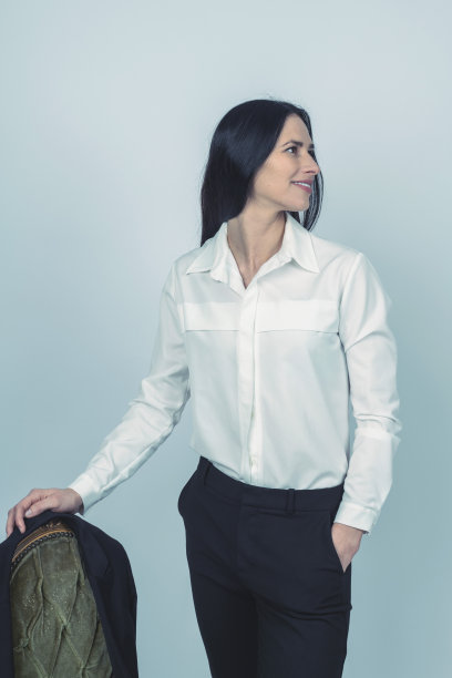 商务女性与黑白套装工作室肖像图片下载