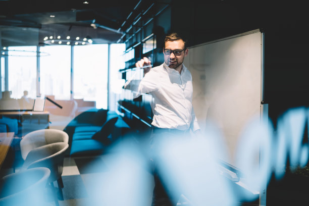 自信的经理在工作场所主持会议图片下载