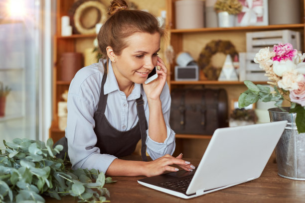 在花店工作的漂亮女人，用科技图片下载
