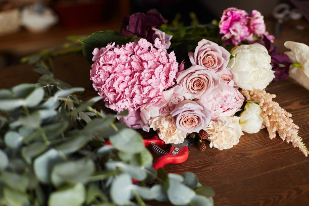 在花店制作的新鲜粉色婚礼花束图片下载