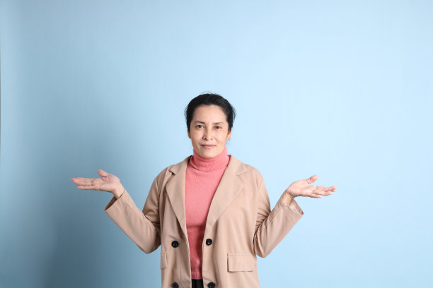 女人在粉红色的图片下载