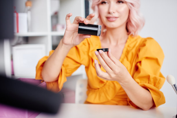 美女在镜头前谈论化妆品图片下载