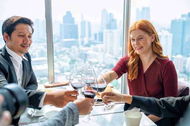 一群朋友团聚，相聚，欢聚庆祝图片下载