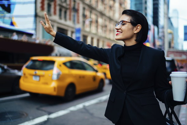积极的女经理在市中心打车图片下载