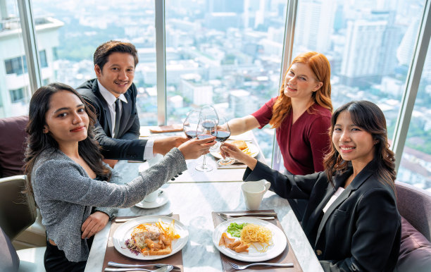 一群朋友团聚，相聚，欢聚庆祝图片下载