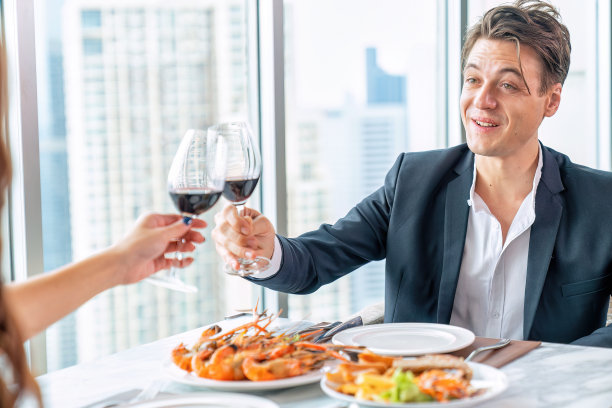 女士和先生在屋顶餐厅见面图片下载