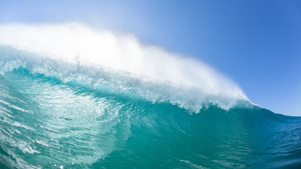 波浪游泳打破碧水天空相遇图片下载