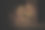 酒杯在镜子里的倒影和桌上昏暗的古着夜灯的灯光。图片下载