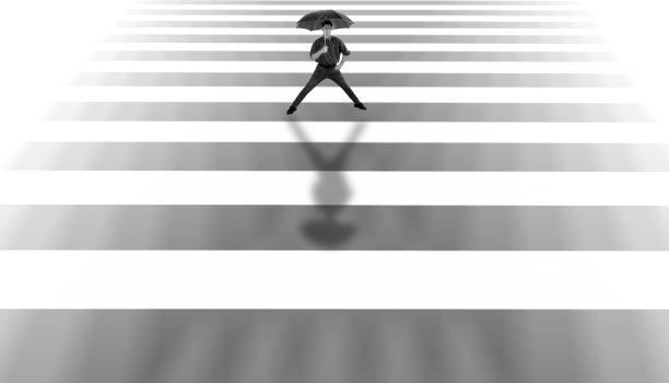 一个人走在街上的广角镜头，极简的镜头，一个人走在他想象的世界里，墙上的艺术设计，高质量的图像。黑白图像。图片下载