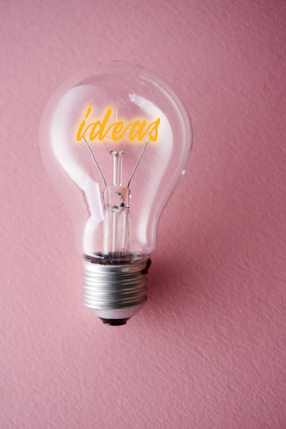 粉色背景上的灯泡图片下载