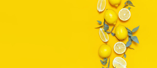成熟多汁的柠檬和绿色的桉树树枝在明亮的黄色背景。柠檬水果，柑橘的简约概念。创意极简的夏季食物背景。平铺，俯视图，复制空间图片下载