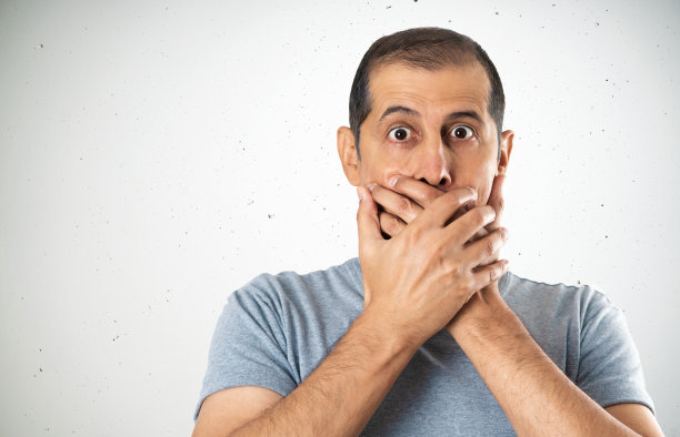 震惊的男子捂着嘴图片下载