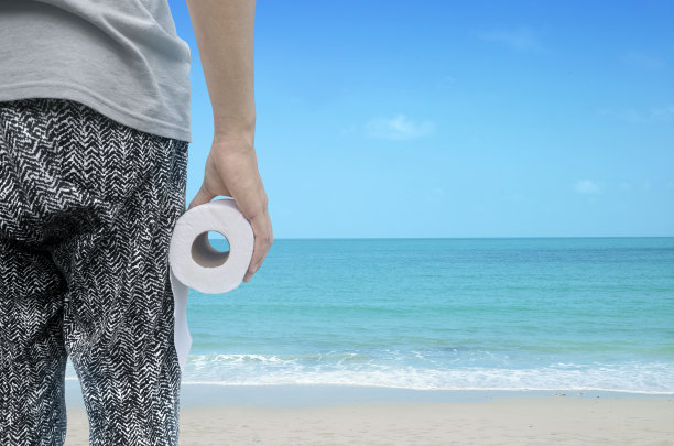 拿着卫生纸的人站在海边图片下载