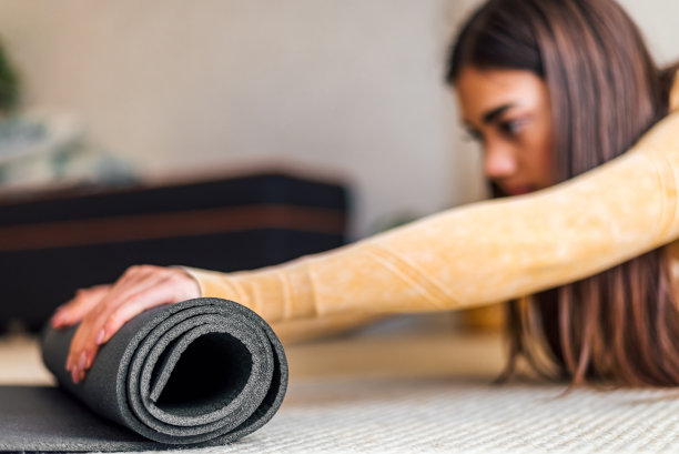 瑜伽垫的特写图片，训练后被收起来。图片下载