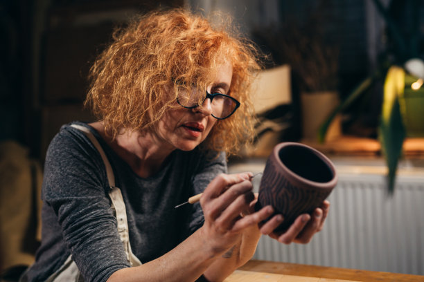 女工匠在她的工作室工作图片下载
