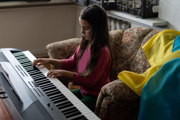 获救小女孩的肖像玩合成器与乌克兰国旗图片下载