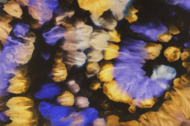 紫罗兰、黑色和黄色的抽象手绘扎染纹理图片下载