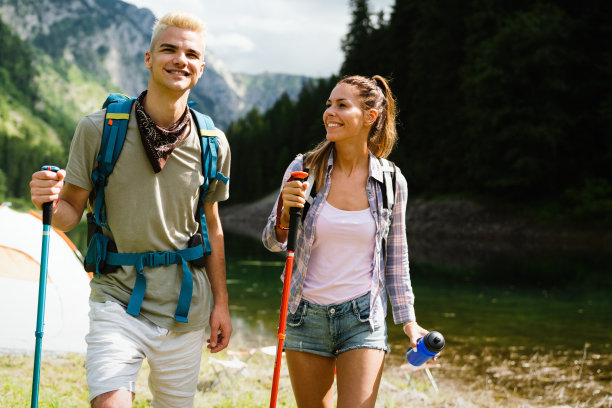 在户外徒步旅行中微笑的幸福夫妇。享受大自然的年轻夫妇。图片下载