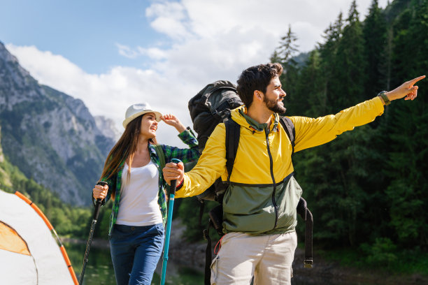 一群快乐的朋友一起享受户外活动图片下载