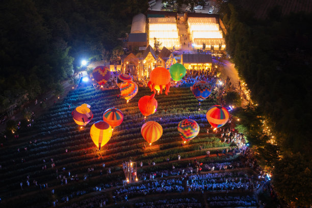 泰国北碧著名旅游景点的热气球节、彩色气球和人们的鸟瞰图。在假期旅行。图片下载