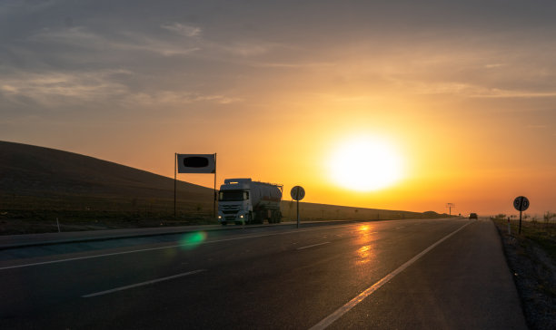 车辆在日出方向出口图片下载