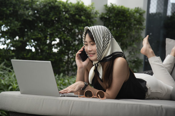 企业妇女工作刚刚开始他们的包装业务，网上营销和航运和中小企业企业家与企业合作伙伴在家里独立工作，他高兴的是达到了目标图片下载