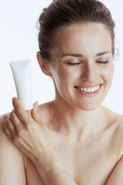 快乐年轻40岁的女人与化妆品霜罐图片下载