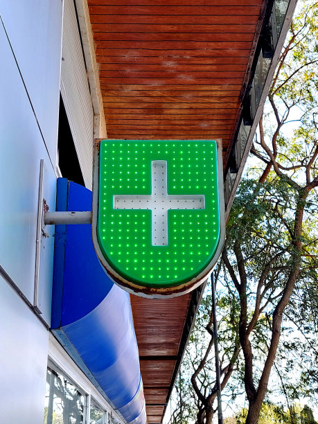 药店标志，绿色背景上的白色十字图片下载