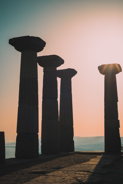 亚朔古城。日落时分的雅典娜神庙。Behramkale Canakkale,土耳其图片下载